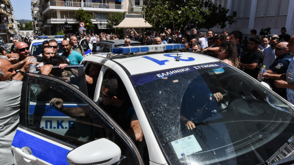 Συγγενείς της 11χρονης επιχειρούν να λιντσάρουν τον καθ' ομολογίαν δολοφόνο της